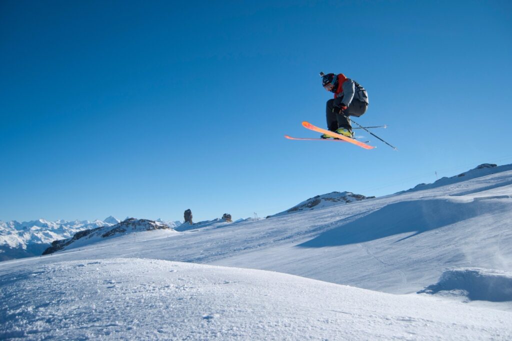 Esquiador saltando en la estación de esquí de Glacier 3000.