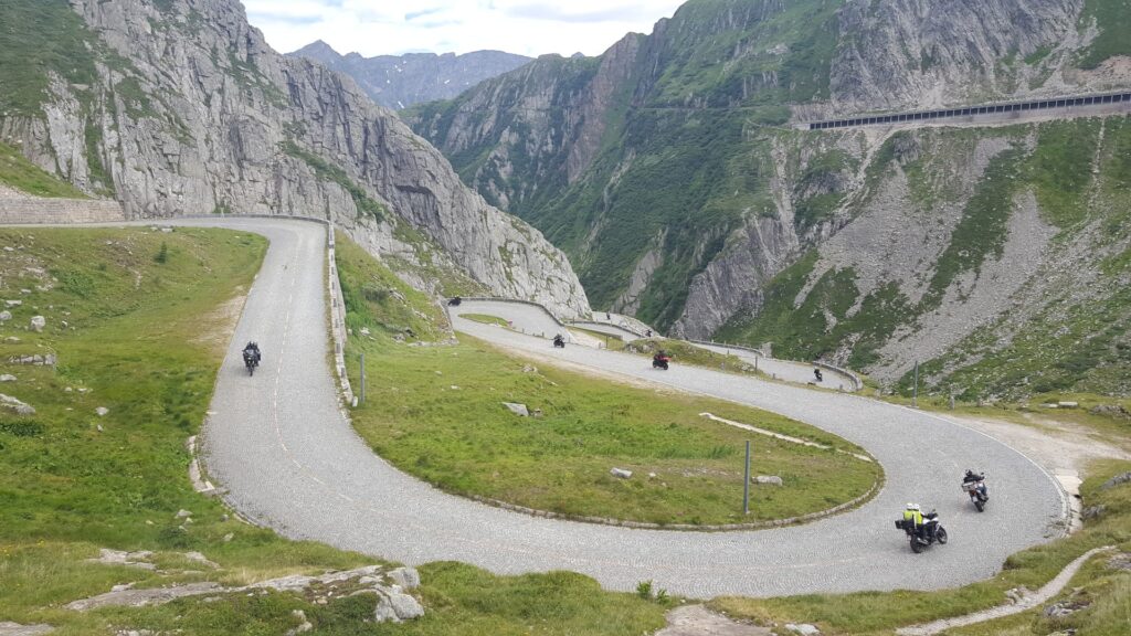 Vía Trémola. Ruta motera por los Alpes suizos.