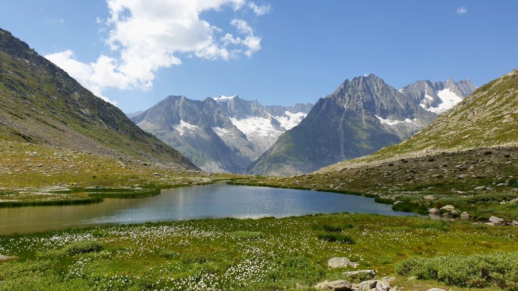 Lago en los alpes suizos.