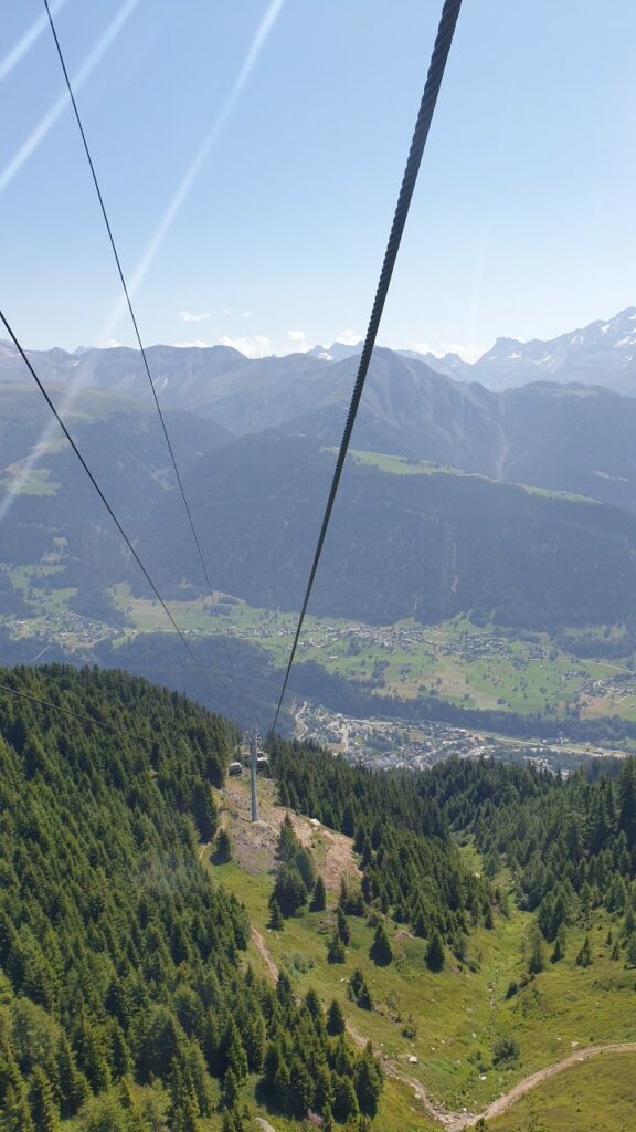Telecabina de Fiesch para la excursión al glaciar de Aletsch en los Alpes suizos.