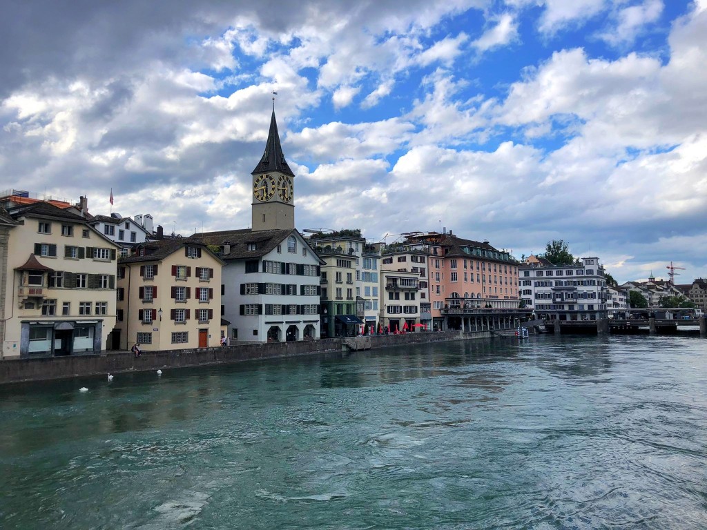 Casas al lado del río Limmat en Zúrich, Suiza. ¿Cuanto cuesta vivir en Zúrich?