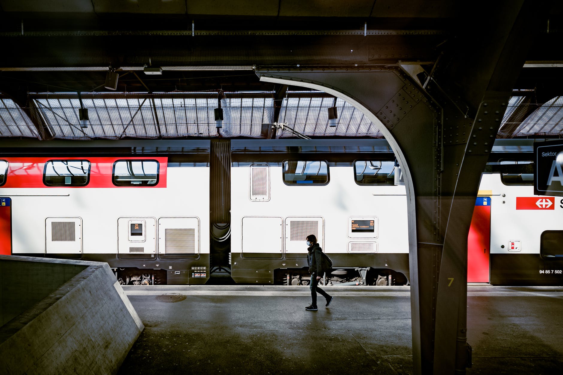 Persona caminando en una estación de tren en Suiza.