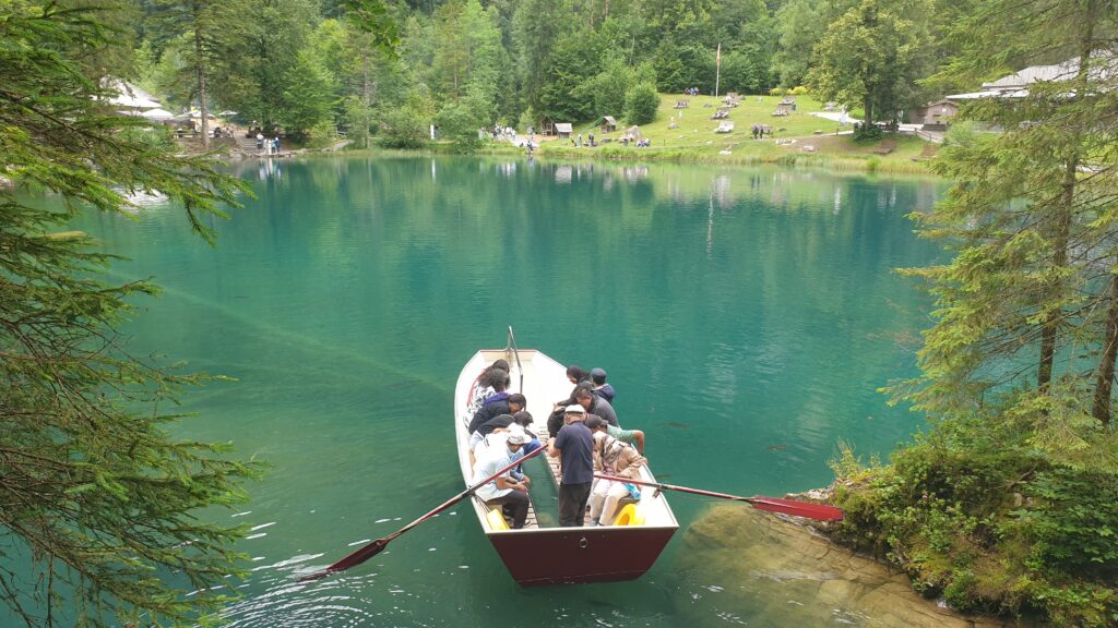 Paseo en barca en Blausee, Suiza