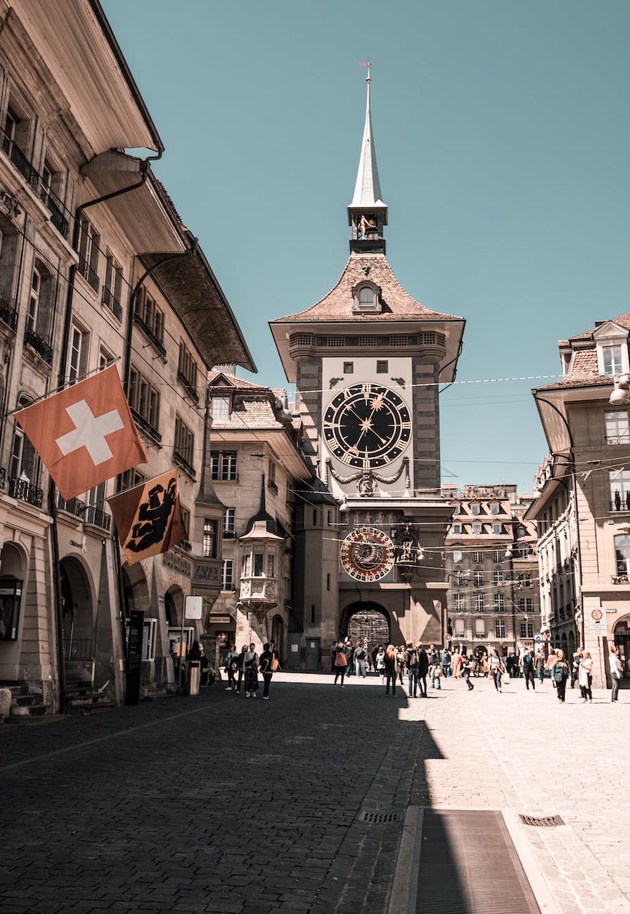 Foto de una calle de Berna y su torre del reloj: Zytgloggeturm.