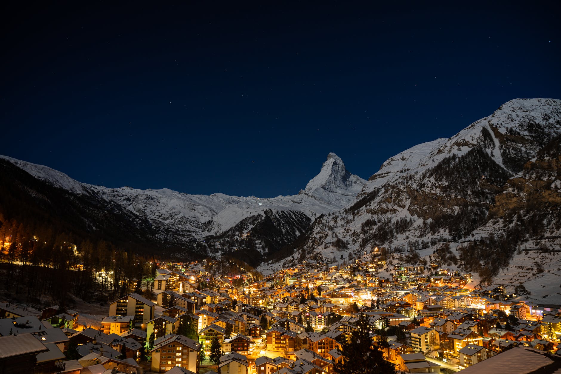 El pueblo de Zermatt con el Matterhorn, Suiza