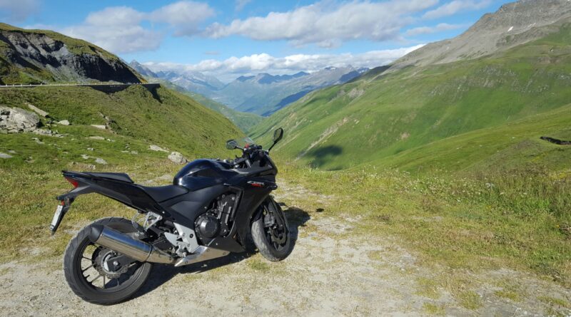 Ruta en Moto en los Alpes suizos.