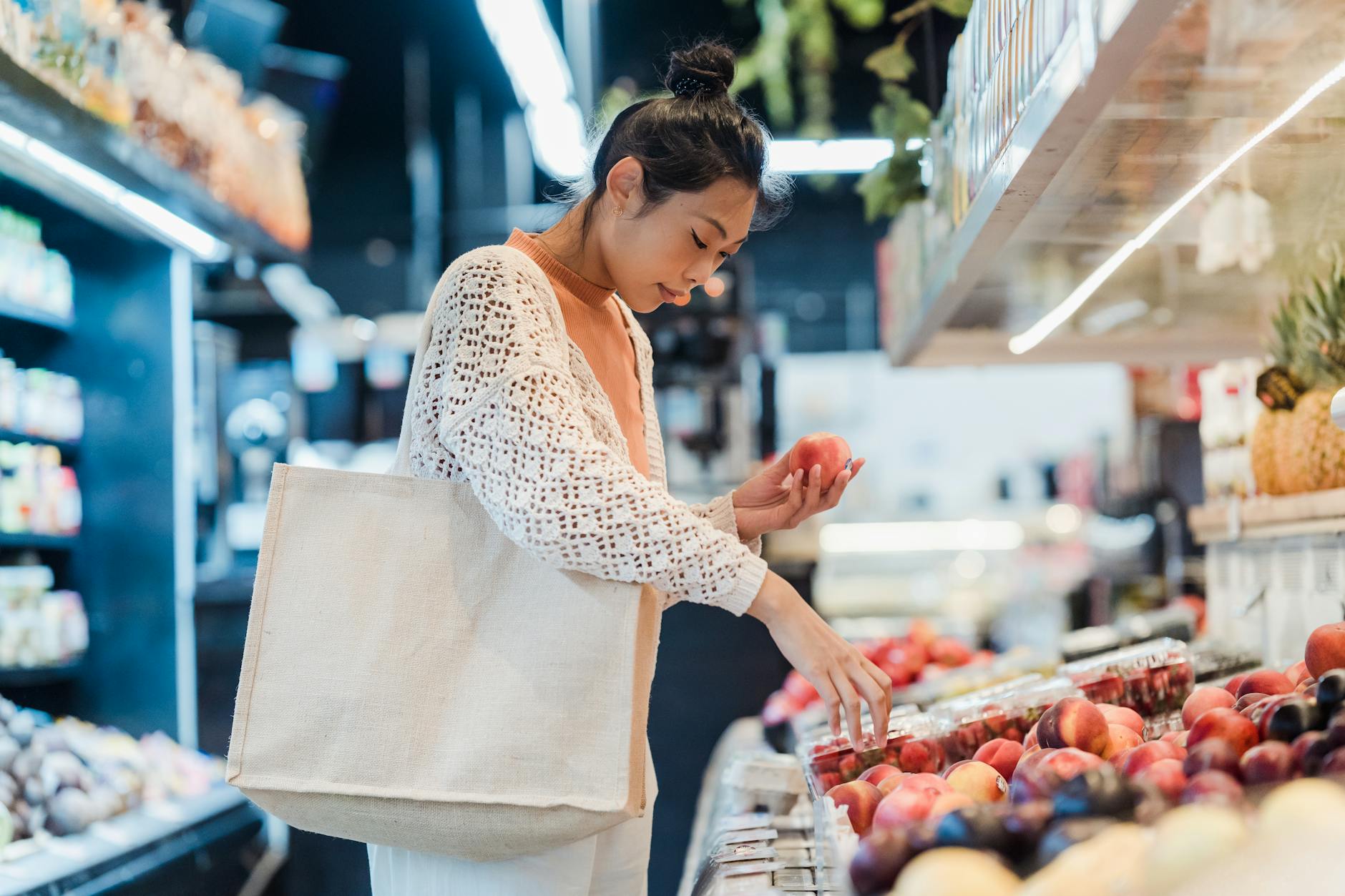 Mujer comprando en un supermercado que hace frontera con Suiza